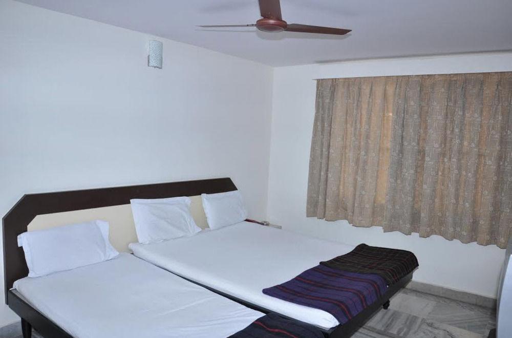 Hotel Maya Deluxe Hyderabad Exterior photo