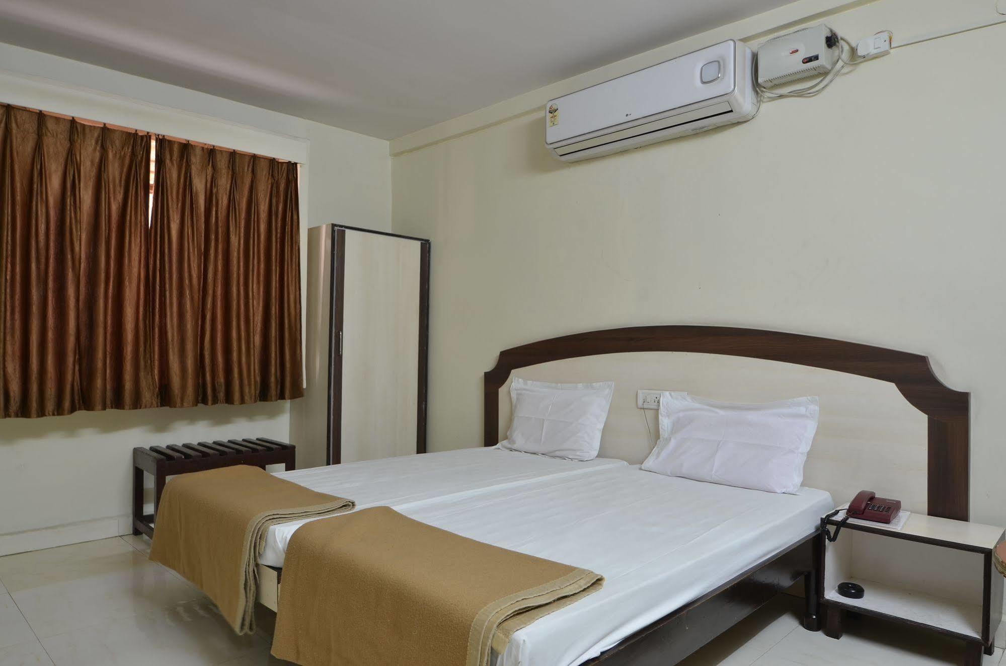 Hotel Maya Deluxe Hyderabad Exterior photo