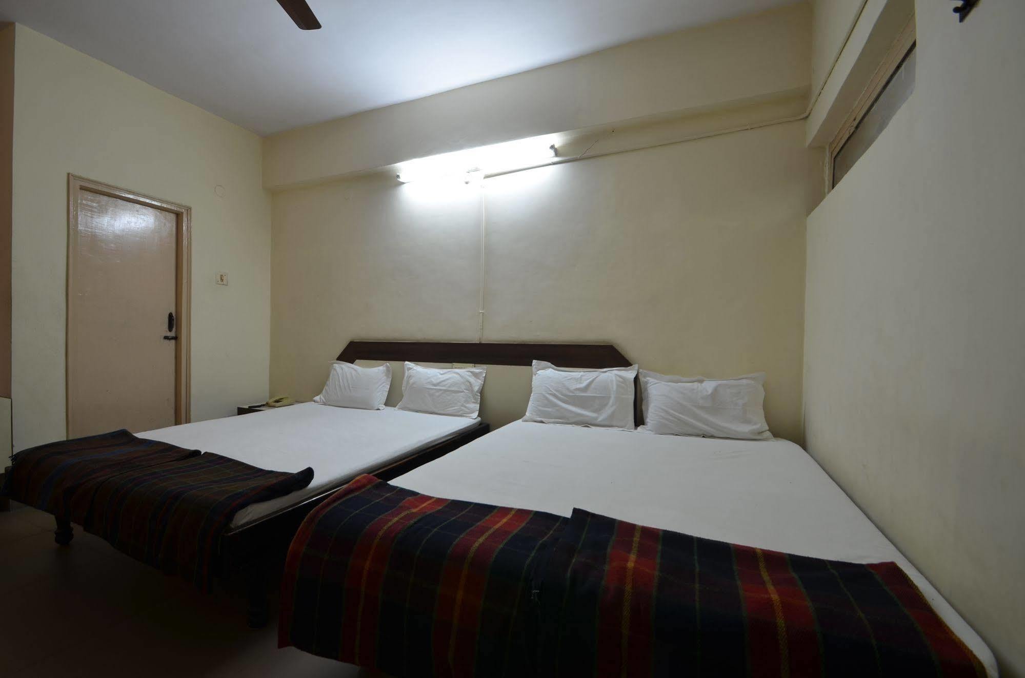 Hotel Maya Deluxe Hyderabad Exterior photo