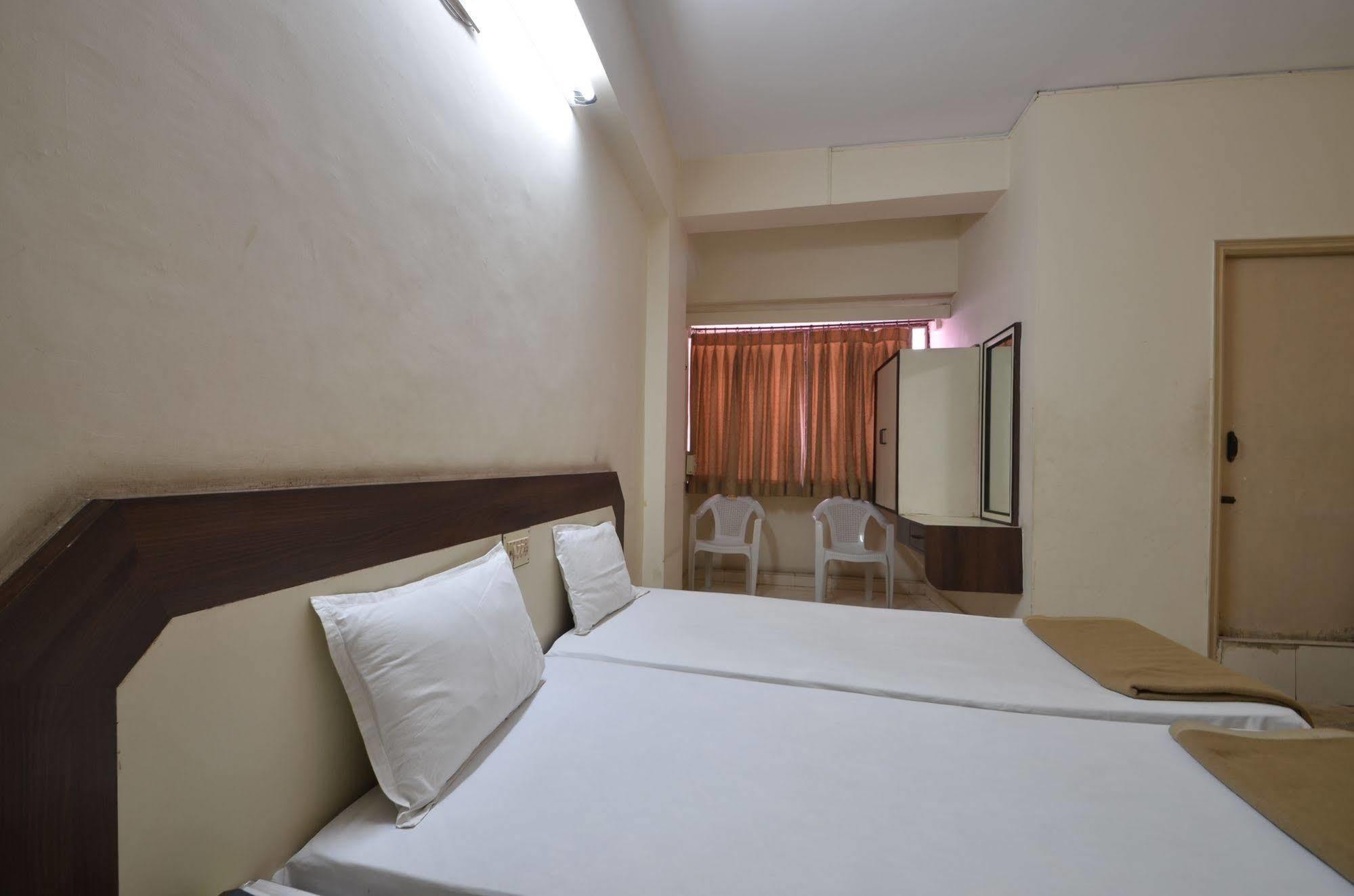 Hotel Maya Deluxe Hyderabad Exterior photo